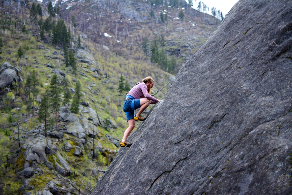 崖を登っている男性の写真