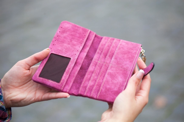 ピンク色の財布の写真